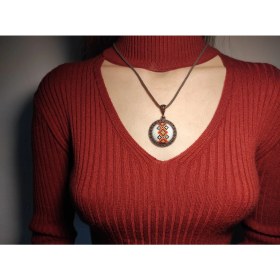 Resim Tomars Turuncu Siyah Kilim Motif Işlemeli Kanaviçe Kolye 