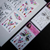 Resim 12 adet/takım, Kendinden yapışkanlı Rhinestone çıkartmaları, Çok renkli karışık şekilli kristal kendinden yapışkanlı Rhinestone yüz takıları, Makyaj, Gözler, Yüz, Saç, Tırnaklar, Vücut, DIY El Sanatları ve Dekoratif Çıkartmalar için 