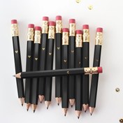 Resim 25 adet Şık Siyah ve Altın Kaplama Kalp Mini Kalem - Kırmızı Silgi ile Premium Ahşap, Gelinlik, Duş, Golf, Düğün Hediyeleri, Düğün Kırtasiye için İdeal | Kalp Desenli Kalem | Ahşap Kalem 