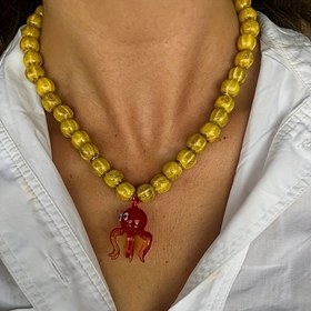 Resim 1 Adet Bohem Tropikal Cam Ahtapot Kolye - Sarı Seramik Boncuklu, El Yapımı Kadın Takısı, Kırmızı ve Turuncu Detaylar, Tüm Mevsimler İçin Tatil & Parti Aksesuarı, Eğlenceli Tasarım, Benzersiz Boncuk Renkleri 