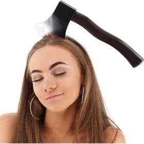 Resim Kafaya Saplanmış Kanlı Balta Şaka Tacı 