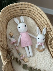 Resim Amigurumi Beyaz Tavşanlı Uyku Arkadaşı Çıngırak Emzik Zinciri Set Organik Oyuncak Pembe 