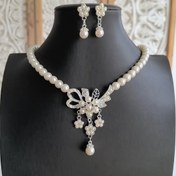Resim Rhinestone & Sahte İnci Ayrıntılı Şık Gümüş Kaplama Takı Seti - Kolye ve Küpeler İçerir, Düğünler & Günlük Şıklık İçin Mükemmel, Beş Yapraklı Çiçek, Cam İmitasyonu 