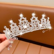 Resim Bir Vintage Avrupa ve Amerika Gelin'in Barok Taçları, Elmaslar ve İncilerle Süslenmiş, Lüks ve Zarif Bir Başlık Parçası, Batı Gelin Elbiseleri, Pelerinler ve Saç Stilleri ile Uyumlu. Prenses Doğum Günü Partileri ve Performans Kostümleri için Güzel Bir Aksesuar Olarak Hizmet Verir. 