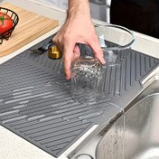 Resim Her dört mevsim için uygun olan çok yönlü silikon kurutma matı, bir bulaşık kurutma matı, bir silikon drenaj matı, bir bar kurutma matı, bir bulaşık kurutma matı, bir depolama için katlanabilir drenaj matı, bir lavabo drenaj matı, bir yemek masası için ısı yalıtımı ve gürültü azaltma matı, bir ısıya dayanıklı tencere matı, bir çok fonksiyonlu drenaj matı, mutfak aksesuarları, mutfak dekorasyonu için ideal ve tatil hediyeleri için mükemmel bir masaüstü aksesuarı içerir. 
