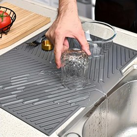 Resim Her dört mevsim için uygun olan çok yönlü silikon kurutma matı, bir bulaşık kurutma matı, bir silikon drenaj matı, bir bar kurutma matı, bir bulaşık kurutma matı, bir depolama için katlanabilir drenaj matı, bir lavabo drenaj matı, bir yemek masası için ısı yalıtımı ve gürültü azaltma matı, bir ısıya dayanıklı tencere matı, bir çok fonksiyonlu drenaj matı, mutfak aksesuarları, mutfak dekorasyonu için ideal ve tatil hediyeleri için mükemmel bir masaüstü aksesuarı içerir. 