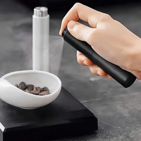 Resim Taşınabilir Kahve Çekirdeği Sprey Şişesi ve Nemlendirici - Antistatik, Uçuş Önleyici Espresso Öğütücü Aksesuarı Hassas Ölçüm ve Elektrostatik Kontrol için | Şık Siyah Tasarım, Çekirdek Depolama ve Zemin Dağıtımı için İdeal, Estetik Mutfak Aleti 