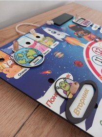 Resim Rusça Mekanizmalı Uzay Temalı Montessori Duvar Takvimi Aylar , Haftanın Günleri Ve Mevsimler 