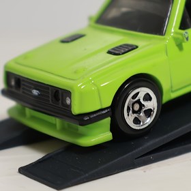 Resim 1:64 Ölçekli Siyah Model Araba Sergi Standı ve Rampası - Dayanıklı Plastik Bakım Sahnesi Aksesuarı, Gerçekçi Diorama & Ev Dekoru, Koleksiyonluk Vitrin, Detaylı Replika, Hassas Tasarım, Hobi Tutucu 