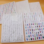 Resim Rastgele Karışık Renkli Taşlarla Süslenmiş Basit Moda Parlak Plastik Tutkal İğne Küpelerden Oluşan Büyük Bir Set, 100 Çift 