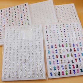 Resim Rastgele Karışık Renkli Taşlarla Süslenmiş Basit Moda Parlak Plastik Tutkal İğne Küpelerden Oluşan Büyük Bir Set, 100 Çift 