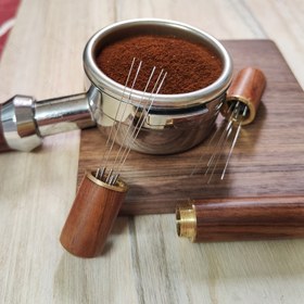 Resim TIME OWNER Ahşap Saplı Paslanmaz Çelik Kahve Düzenleyici - Espresso Tozu Dağıtıcı & Düzleştirici, Baristalar ve Evde Demleme Tutkunları için Hassas Karıştırma Aracı, Barista Aksesuarı | Ahşap Sap Tutamağı | Paslanmaz Çelik Yapı 