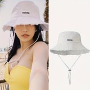 Resim Kadınlar İçin Her Mevsim Kullanılabilen Beyaz Geniş Kenarlı Şapka - Çekme Bağcık Kapatmalı, İnce ve Nefes Alabilir Outdoor Balık Tutma, Seyahat, Plaj Şapkası - Bisiklet, Yürüyüş, İlgi Gösterilmesi & Resmi Etkinlikler için Esnek Fit - Siyah Etiket Tasarımıyla Beyaz Renk - Doğum Günü/Noel Hediyesi İdeal (Elde Yıkanabilir) - Hem Sonbahar/Kış hem de Yaz İçin Uygun - Stili ve Pratikteli Birleştiren Şık Şapkalara Aksesuar 