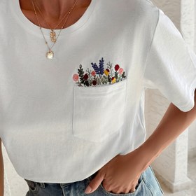 Resim Yazlık Yönlü T-Shirt, Çiçek Nakışlı, Yuvarlak Yaka ve Cep Detaylarıyla. 