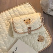 Resim Krem Ayı Desenli Taşınabilir Bebek Bezi Değiştirme Pedleri - Katlanabilir, Nefes Alabilen Polyester ile Seyahat ve Kısa Geziler için Ayarlanabilir Kayış, Kısa Yolculuk Temel Gereçleri | Katlanabilir Ped | Güvenli Kapatma, Bebek Bezi Torbası 
