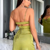 Resim Kadınlar İçin Zümrüt Yeşili Saten Sırtı Açık Elbise - Ön Fiyonk Detaylı İnce Askılı Form Veren Mini Elbise, İlkbahar/Yaz için Makinede Yıkanabilir Şık Parti ve Akşam Kıyafeti, İpek Dokulu Yüzey, Zarif İşçilik 