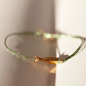 Resim 1 Adet Fransız Esintili Minimalist Balık Charm Bileklik Kadınlar İçin - Yeşil Taşlı Altın Tonlu Metal, Günlük ve Resmi Kıyafetler için Çok Yönlü Takı, Moda İfadesi, Zarif Tasarım, Şık İşçilik, Kadın Modası 