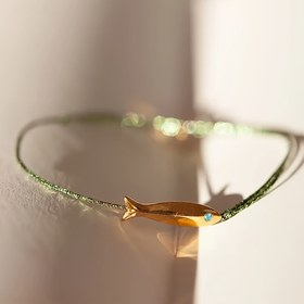 Resim 1 Adet Fransız Esintili Minimalist Balık Charm Bileklik Kadınlar İçin - Yeşil Taşlı Altın Tonlu Metal, Günlük ve Resmi Kıyafetler için Çok Yönlü Takı, Moda İfadesi, Zarif Tasarım, Şık İşçilik, Kadın Modası 