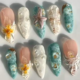 Resim 10 adet zarif el yapımı tırnak sanatı parçasını içeren 3D kabuk desenleri, denizyıldızı, inciler, taşlar ve çiçek desenleri ile yeşil ve beyaz renk gradyanı - Almond-Shaped Uzun Tırnaklar Çeşitli Stillerde Mevcut. Yeniden kullanılabilir, günlük giyim için uygun, jeli yapıştırıcı ve tırnak fişleri ile birlikte gelir. 