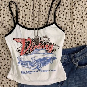 Resim Kadınların Y2K Retro Araba Baskılı Kolsuz Kamisol Üstü - "Zafer" Grafik Tasarımı, Beyaz Siyah Askılı, Orta Esneklikte, Her Mevsim Giyilebilir, Günlük Kıyafetler İçin Mükemmel 