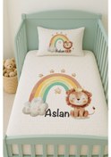 Resim %100 Pamuk İsme Özel İsimli 100x150 Cm Pike Seti Renkli Gökkuşağı Ve Küçük Aslan 