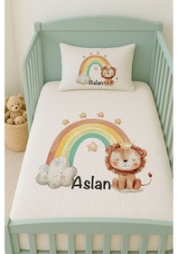 Resim %100 Pamuk İsme Özel İsimli 100x150 Cm Pike Seti Renkli Gökkuşağı Ve Küçük Aslan 