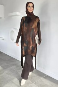 Resim Gülseli Düğme Detaylı İpek Kübra Kumaş Tesettür Triko Tunik Kahve TZL-P-00020681 