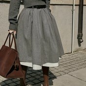 Resim Kadınların Fransız ilhamlı Vintage Gri ve Beyaz Çizgili Pileli Midi Etek ile Siyah Kemer - Tüm Mevsimler için Rahat A-Line Etek, Rahat Kıyafet, Zarif Tasarım, Dayanıklı Kumaş 