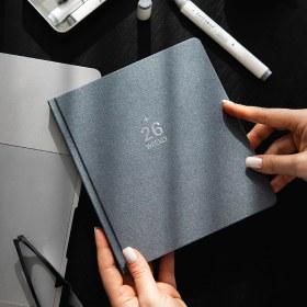Resim 2026 Dikey Haftalık Ajanda 12 Aylık Kir ve Suya Dayanıklı Premium Kapaklı 18X20 cm - Füme 