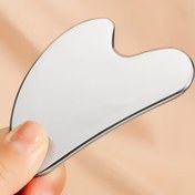 Resim Yüz Masajı için Paslanmaz Çelik Kalp Şeklinde Gua Sha Aleti, Taşınabilir Kas Gevşetici Masaj Aparatı, Yüz ve Vücut için Pürüzsüz ve Dayanıklı Metal Gua Sha Aleti, Gümüş Renginde Kalp Şeklinde Gua Sha Tahtası, Gözler ve Boyun için Hafif Bej Sıkılaştırıcı Güzellik Cihazı 