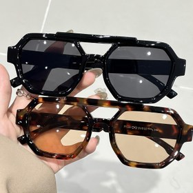 Resim Partiler için uygun olan, klasik ve trend olan unisex gözlükler, günlük yaşamda aile ve arkadaşlar için mükemmel bir hediye oluşturuyor. 