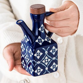 Resim Ahşap Kapaklı ve Saplı Seramik Yağ Dispanseri, Mavi Beyaz Porselen Tasarım, Dondurucuya Uygun, Kare Şekilli Baharat Saklama Kabı, Sirke, Soya Sosu ve Çeşni Kabı, Mutfak Depolama Çözümü | Sanatsal Çiçek Deseni | Ahşap Kapak 