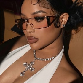 Resim Kadınlar için şık metal çerçeveli retro gözlükler, aksesuarlar, temel iş kıyafetleri, kapüşonlu tişörtler, ceketler, elbiseler ve uzun kollu gömlekler dahil, preppy tarzıyla okul sezonuna uygun. 