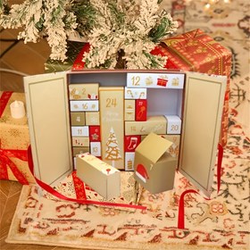 Resim 2025 Noel Hediye Kutusu - Altın Kurdeleli, Mavi ve Beyaz Kar Tanesi Desenli Şık Dekoratif Metal Kap – Ev, Ofis ya da Sınıf Süslemesi İçin Sezonluk Tatil Partisi & Yılbaşı Aksesuarı İdeal, Noel Kutusu,Hediye Kutuları,Advent Takvimi Kutusu,Karton Hediye Kutusu,Hediye Kutuları,Tumbler Hediye Kutusu,Noel Kutuları, Ev Dekorasyonu,Şık Kurdele,El Yapımı Görünüm,Sağlam Yapı,Parti Planlayıcıları 