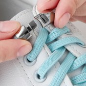 Resim Yetişkinler ve çocuklar için elastik ayakkabı bağcıkları, çapraz tokalı bir tasarıma sahip, çiftler halinde satılır. Bu bağcıklar, rahat kullanım ve güvenli fit için genişletilmiştir. 