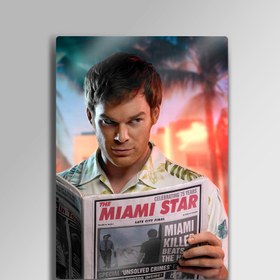Resim Dexter Miami Star Gazete Sahnesi - Metal Tablo - XL (40x60) / 2 Parça / 1.50 mm / Mıknatıslı Kurulum 