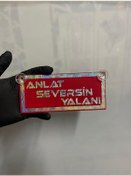 Resim Kırmızı Renk Üzeri Hologram Renk Anlat Seversin Yalanı Yazılı Vantuzlu Cam Süsü 