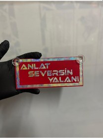 Resim Kırmızı Renk Üzeri Hologram Renk Anlat Seversin Yalanı Yazılı Vantuzlu Cam Süsü 