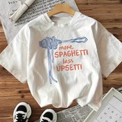 Resim Minimalist tarzda Spagetti ve 'Daha Fazla Spagetti Daha Az Upsetti' yazısı bulunan kısa kollu yuvarlak yaka tişört ile Adalı Yazlık 