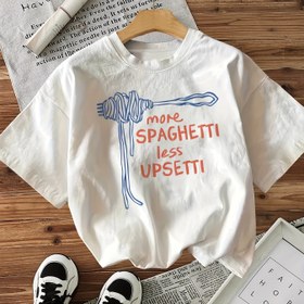 Resim Minimalist tarzda Spagetti ve 'Daha Fazla Spagetti Daha Az Upsetti' yazısı bulunan kısa kollu yuvarlak yaka tişört ile Adalı Yazlık 