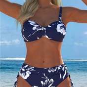 Resim Kadınların moda şortlu iki parçalı seti, yüksek elastikiyetli, beyaz çiçek desenli, rastgele sanatlı, bikini şortlu, bağcıklı tasarımıyla. 