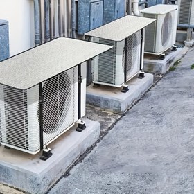 Resim Güvenlik kilitli, su geçirmez ve güneş ışınlarına dayanıklı, kolay kurulumlu, gümüş rengi polyester karışımlı dayanıklı klima kılıfı, dış mekan mobilyası koruması için uygun. 
