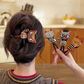 Resim Avrupa ve Amerikan moda trendleri sevimli ve oyunbaz kedi temalı saç taraakları sunuyor ve kadınlara sofistike bir dokunuş sağlıyor. Bu çok yönlü, retro-stil saç aksesuarları updo'lar için stil yapmak için mükemmel. 