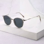 Resim Erkek Yuvarlak Çerçeve Şık Retro Gözlükler Sokak Stili ile Eşleşen Aksesuarlardır ve Kazaklar, Ceketler, Hoodies, Deri Pantolonlar ve Kargo Pantolonlar için Uygunlardır. 