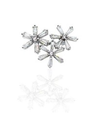Resim Oya Silver Üç Çiçekli Beyaz Baget Taşlı Gümüş Broş 2.5x2cm 61112603 