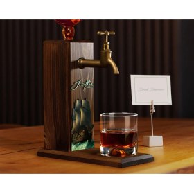 Resim Bk Gift Kişiye Özel Kabartma Isimli Tarihli Pirates Ship Tasarımlı Musluklu Ceviz Ahşap Şarap Standı-4, Viski Çeşmesi, Babaya Hediye, Içecek Dispenseri 