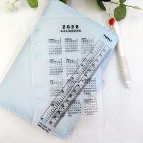 Resim 2026 Takvim Bölücü A5/A6 Boyutu ve Şeffaf Plastik Sayfa İşaretleyici Çıtçıt Kitaplık Cetveli için A6/A5 Boyutlu 6 Delikli Not Defteri Doldurucu, Şeffaf Mat Kalender Perde PP Malzeme Yazı Pedi Aksesuar 