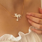 Resim Bir Küçük Beyaz Kedi Kolye ile Trendy Enamel Boya, Yüksek Moda Anlamı Yayan Bir Şeydir. 