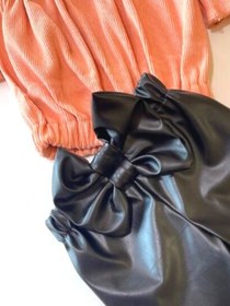Resim özge başaran Çocuk, Likralı Deri Fiyonk Detaylı Pantolon, Somon Rengi Straplez Crop Bluz Ve Saç Bandı Takımı. 