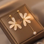 Resim 14K Altın Kaplama Reçine ve Bakır Asimetrik Papatya Çiçeği Fransız Moda Kadın Dangle Küpeler, Tüm Mevsim Çeşitli Mücevher Aksesuarı 